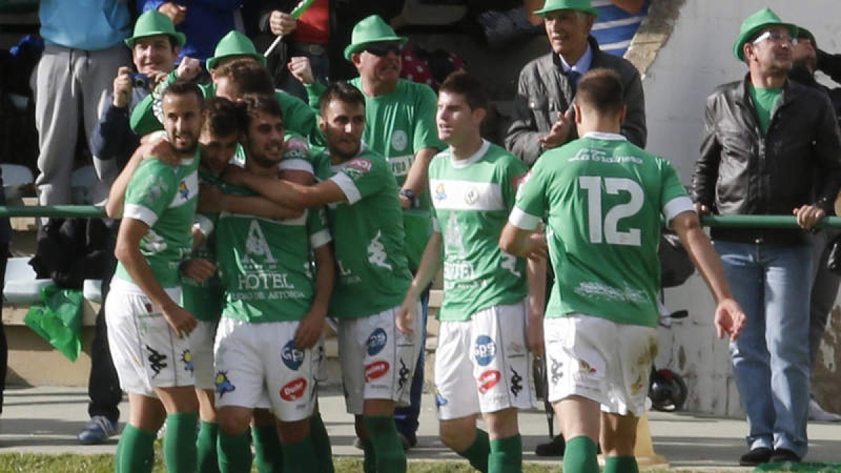 Los jugadores maragatos esperan repetir esta escena al término del partido que esta tarde disputan frente al Laredo.