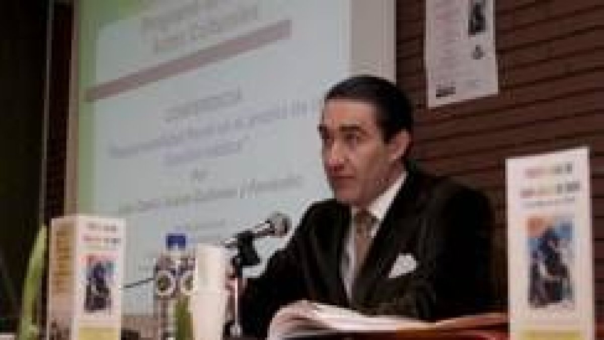 Suárez-Quiñones pronuncia una conferencia, en una imagen de archivo
