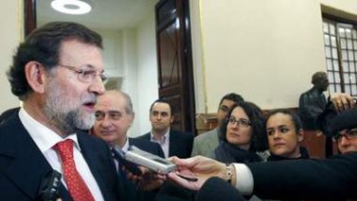 Rajoy critica los «bandazos» que está dando el Gobierno en política económica.