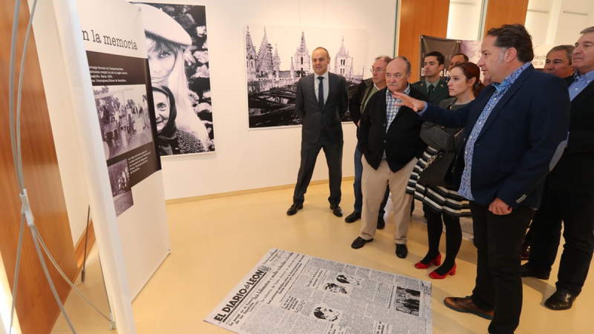 El comisario de la exposición muestra a los asistentes uno de los paneles sobre la memoria fotográfica y periodística de 110 años. L. DE LA MATA