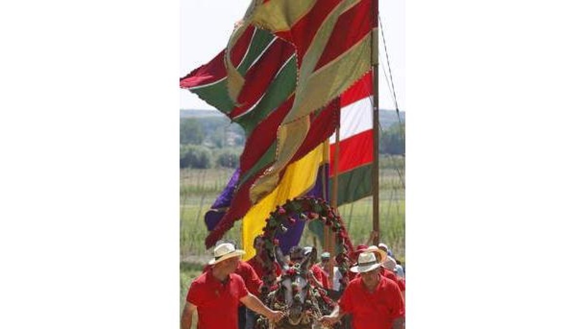 El paso de la Virgen del Villar llega a la pradera de la ermita donde se celebró la misa.