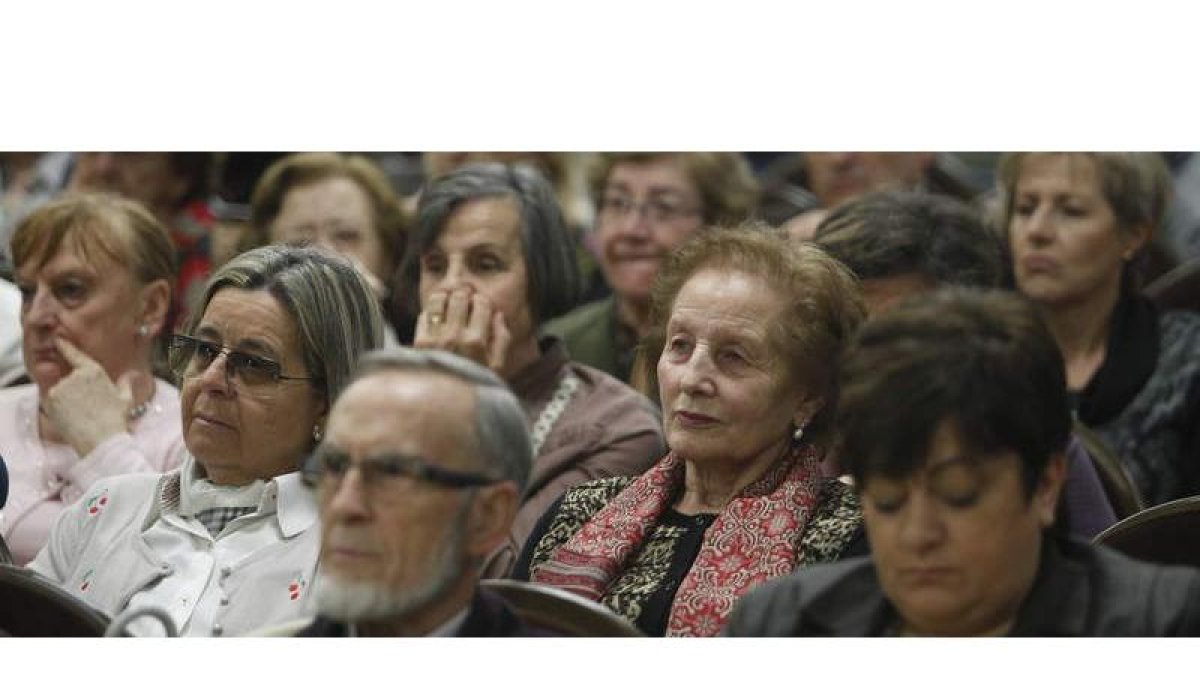 Alumnos de la Universidad de la Experiencia durante los actos festivos de ayer en León.