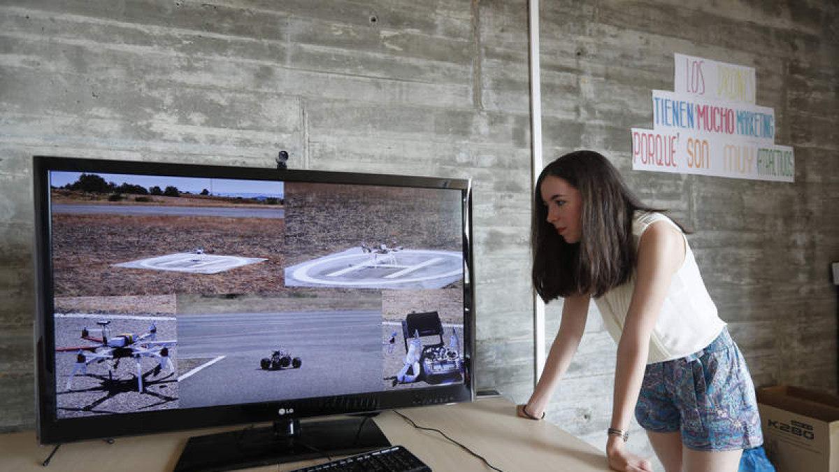 Cristina Arpón, con el video realizado durante la prueba. JESÚS F. SALVADORES