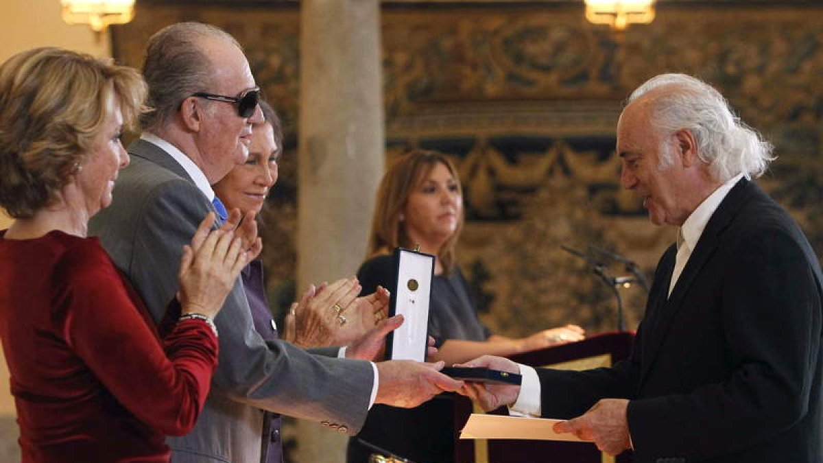 Esperanza Aguirre, los reyes y Amancio Prada en el momento de recoger su Medalla al Mérito en las Bellas Artes.