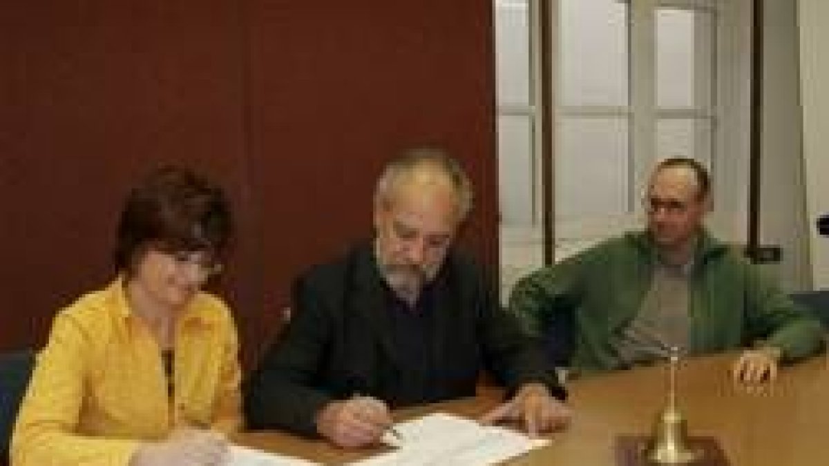 Un momento de la firma del convenio entre el Colegio de Arquitectos y Amidown