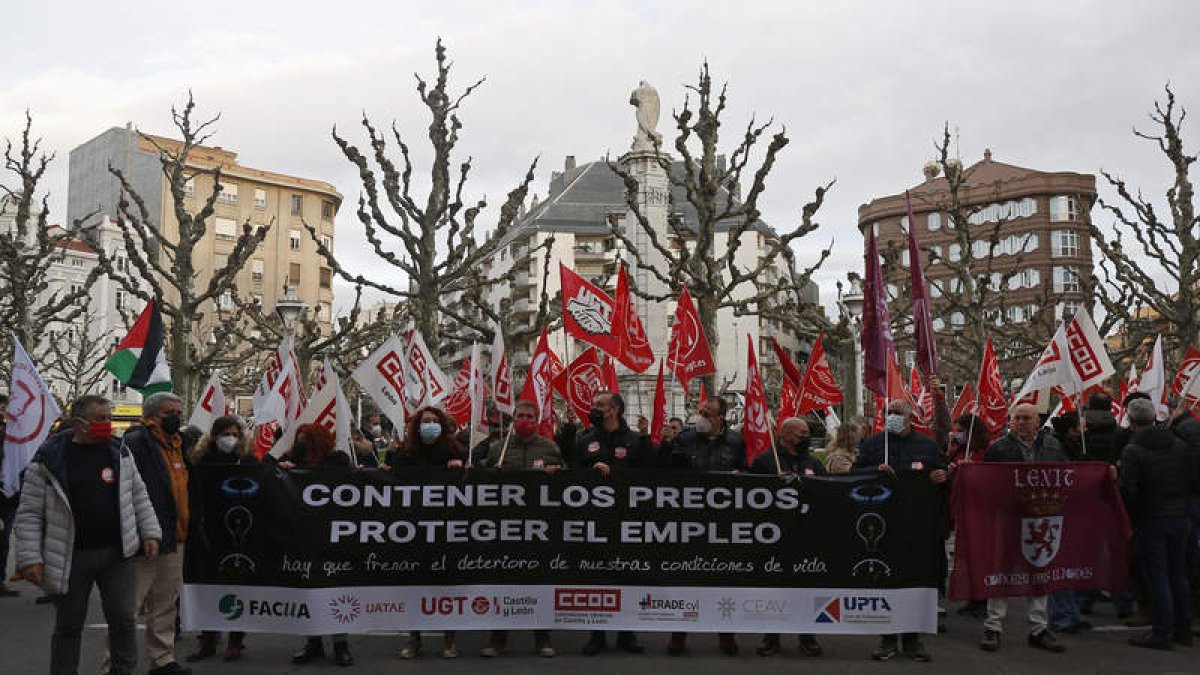 En la capital se concentraron alrededor de un centenar de personas. FERNANDO OTERO