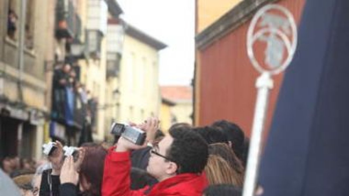 Los leoneses se agolpan ante el paso de las procesiones y no se pierden detalle alguno.