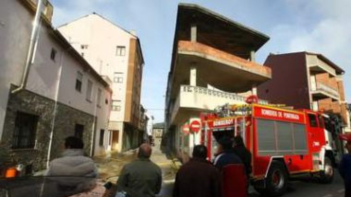 El fuego dañó la bajo cubierta de la vivienda, situada en la calle Villafranca de Cacabelos.