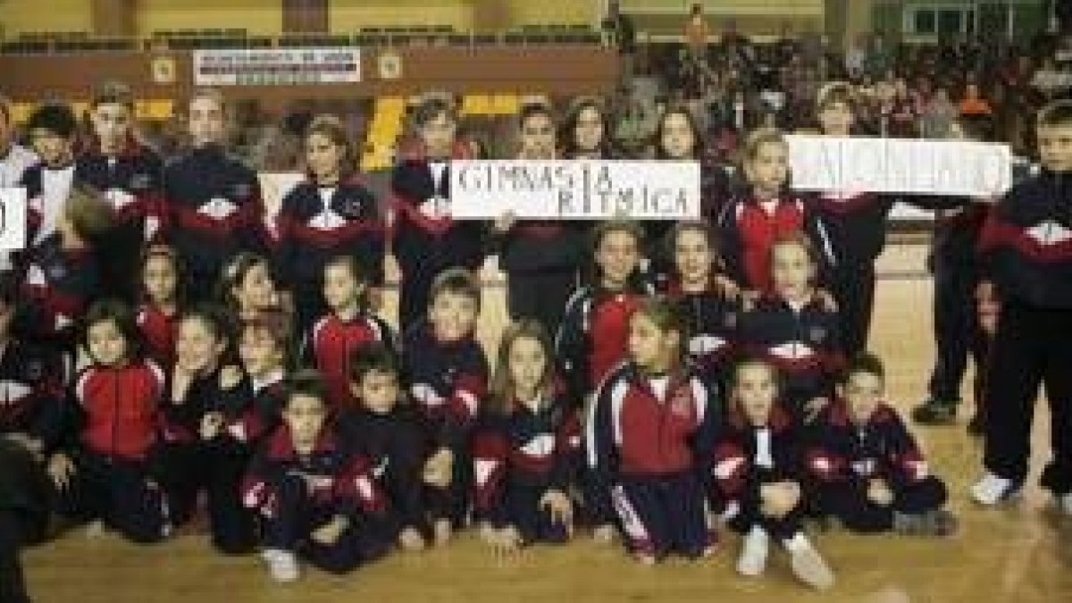 Las chicas de gimnasia rítmica se situaron con los de balonmano