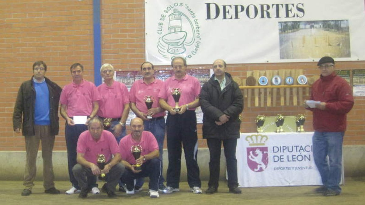 El equipo del Crucero posa con sus nuevos trofeos de campeones de la Copa Diputación.