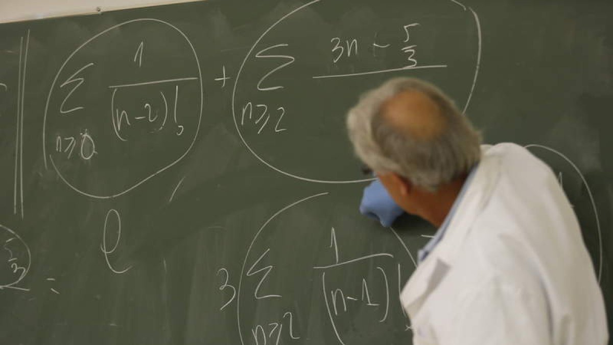 El sindicato Csif critica el escaso número de nuevos profesores para este curso. JESÚS F. SALVADORES