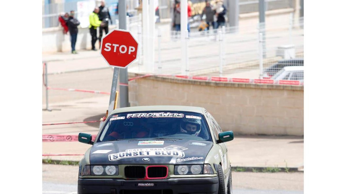 El Gran Premio Comercio de Astorga contó con 35 pilotos en la línea de salida. FERNANDO OTERO