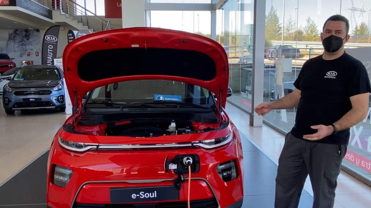 Los concesionarios de KIA, como el de León, disponen de sus propios cargadores. La tecnología eléctrica está revolucionando el sector del automóvil. RAMIRO