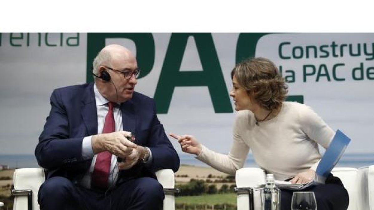 La ministra de Agricultura y Pesca, Alimentación y Medio Ambiente, Isabel García Tejerina, conversa con el comisario de Agricultura europeo, Phil Hogan, en marzo en Bruselas.