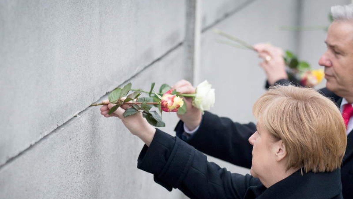 La canciller lideró ayer los actos conmemorativos del 25 aniversario de la caída del muro de Berlín.