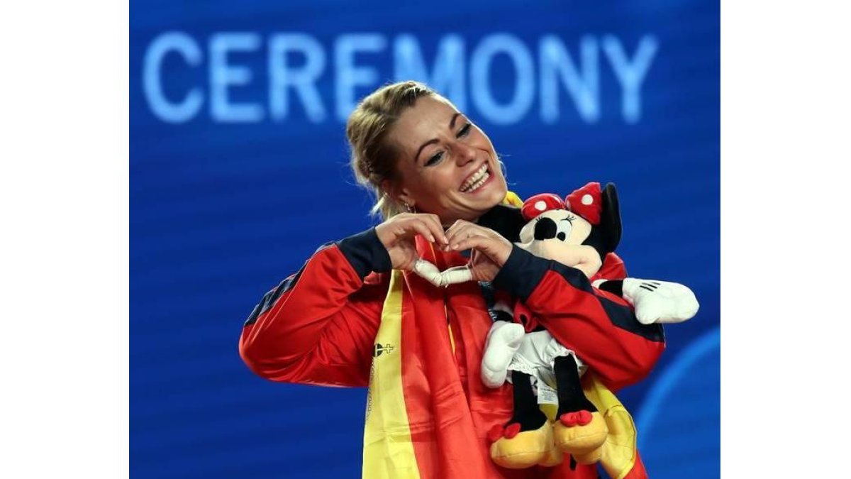 Lidia Valentín hace su famoso símbolo tras proclamarse campeona del mundo.