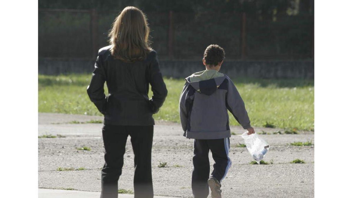 Una madre con su hijo, en una imagen de archivo. ANA F. BARREDO