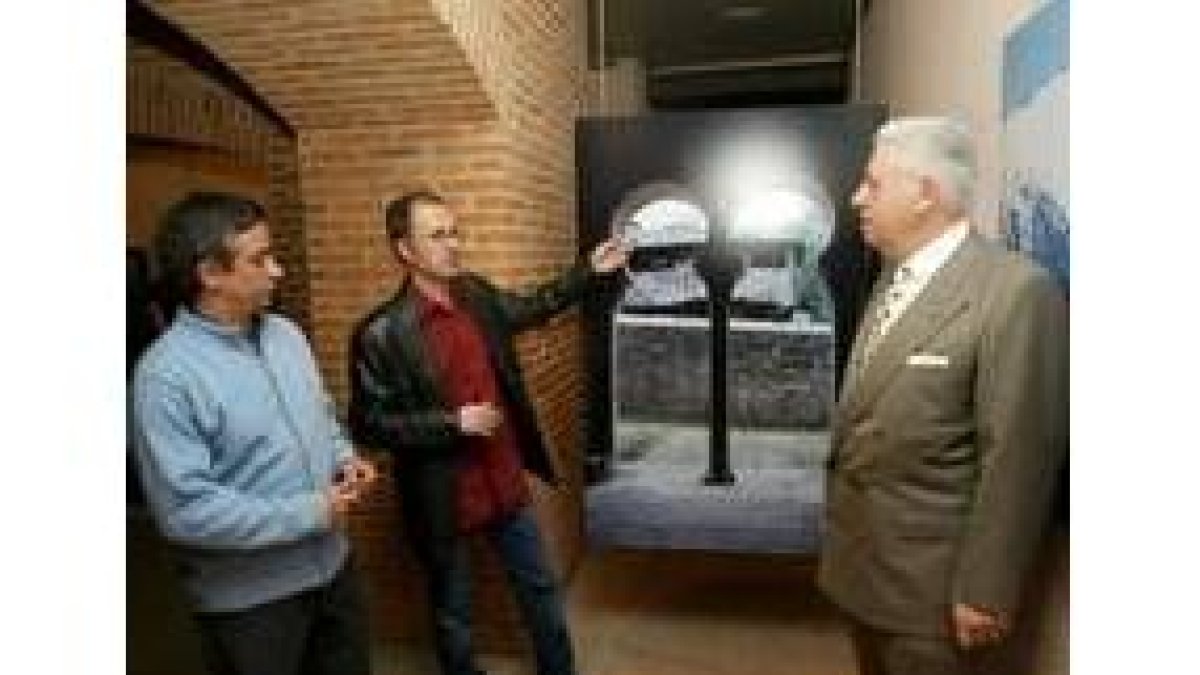La puerta mozárabe de Peñalba una de las muestras que se exhibe