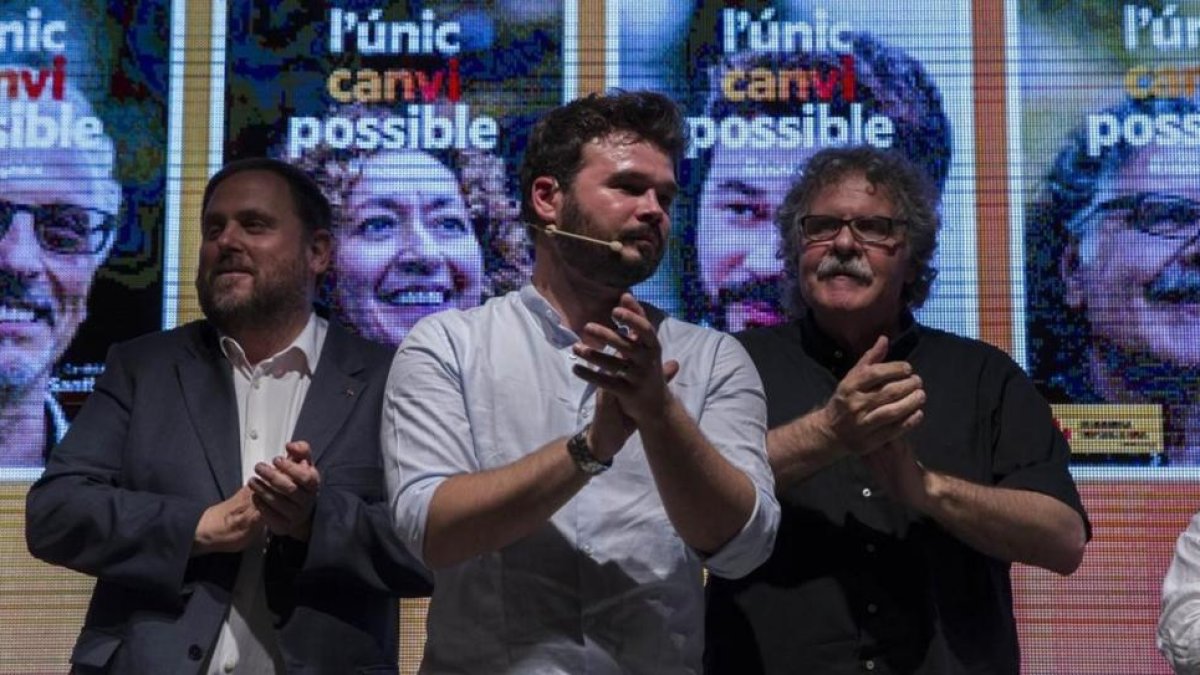 Oriol Junqueras, Gabriel Rufián y Joan Tardà, este jueves, en el arranque de la campaña de ERC en Barcelona.