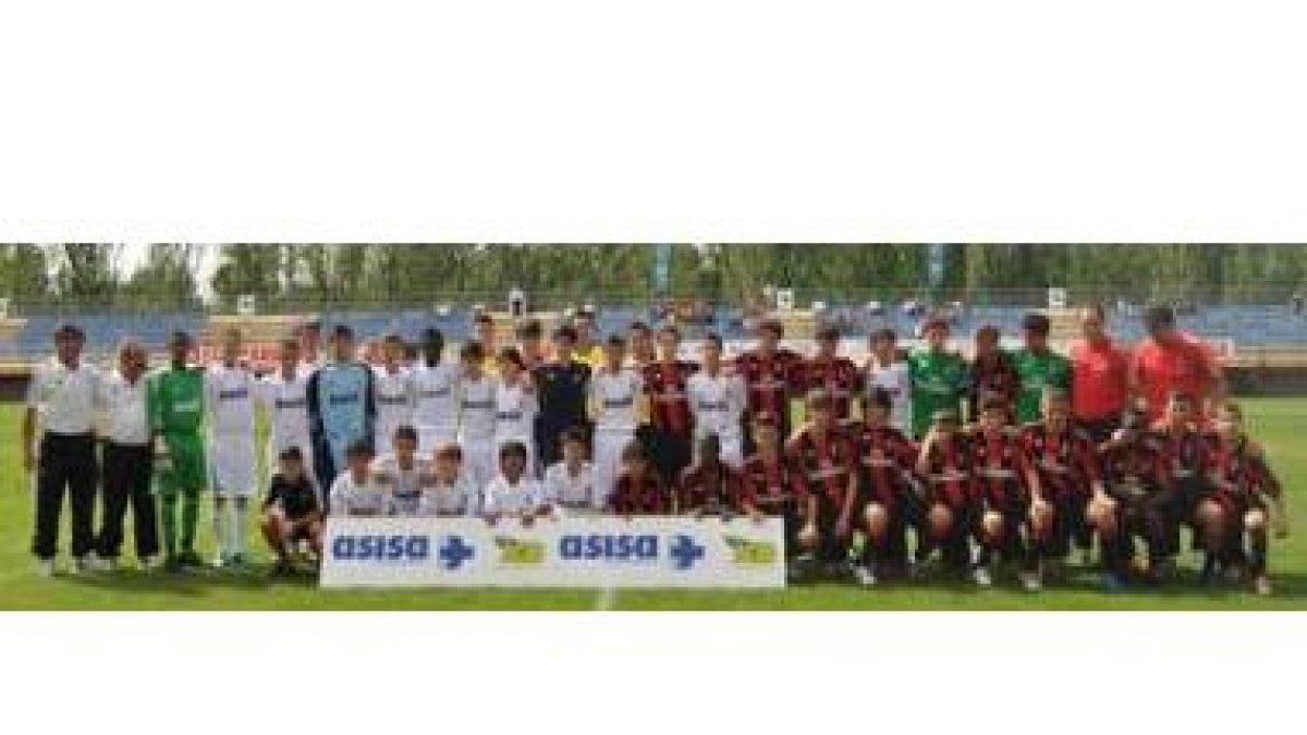 Los integrantes del Real Madrid y Milan posan antes de iniciarse el partido.