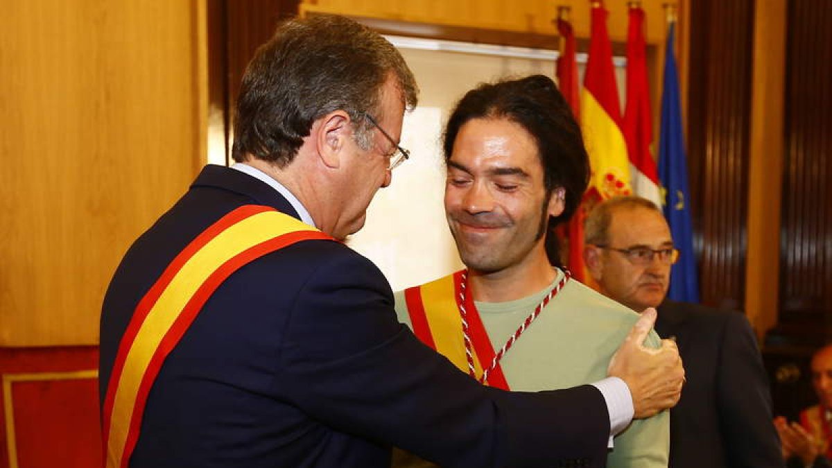 Silván impone la banda de concejal a Óscar Fuentes.