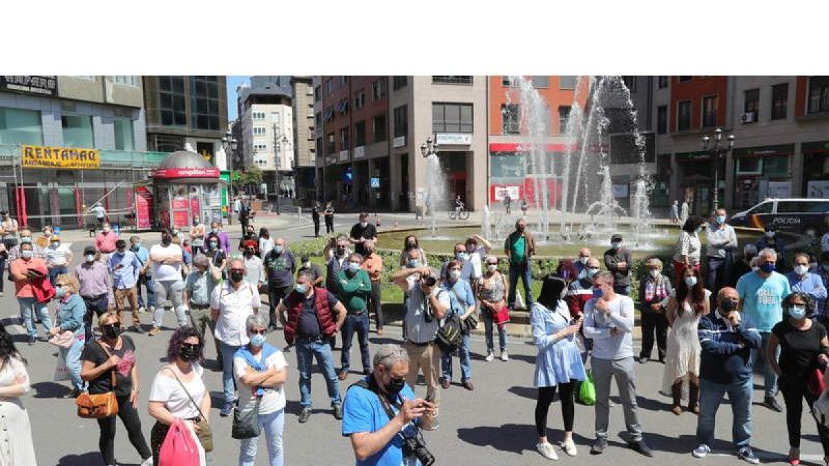 La concentración, con mascarillas, distancia y a pleno sol, ocupó parte de la plaza de Julio Lazúrtegui. L. DE LA MATA