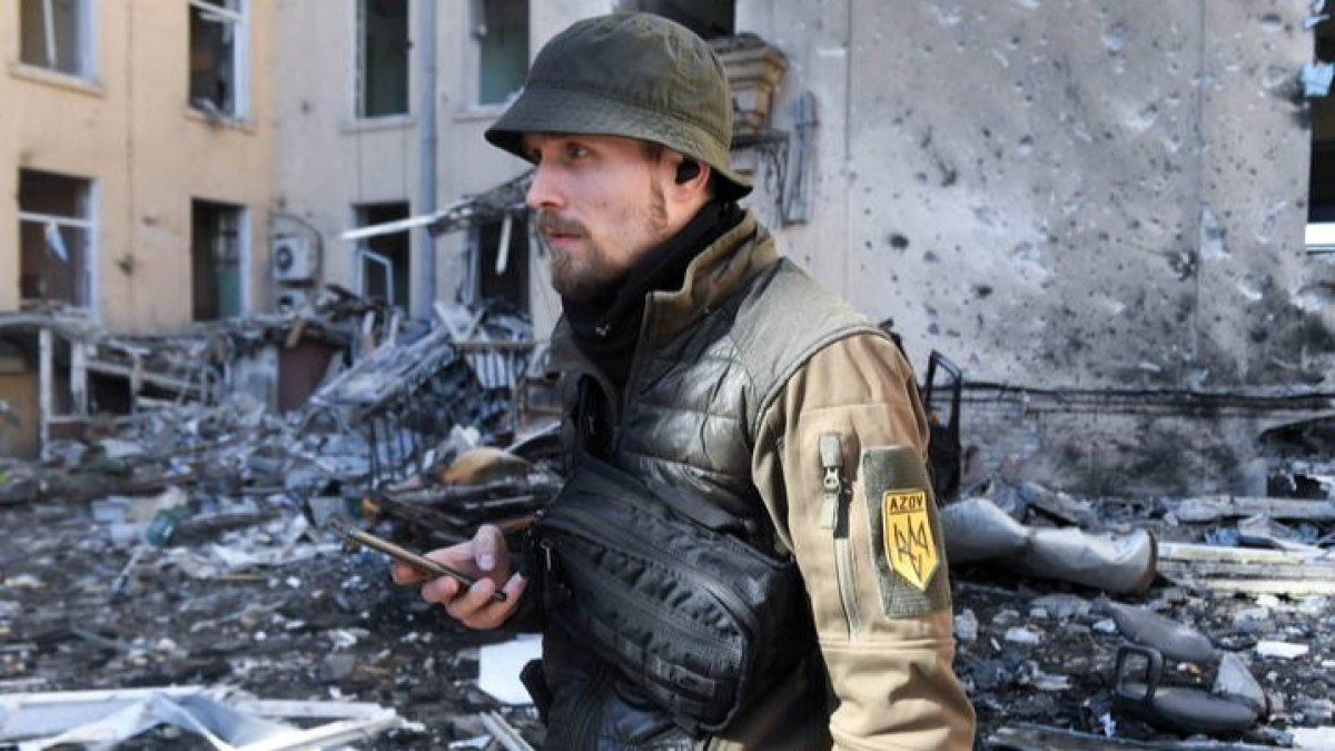 Un soldado ucraniano, en una zona bombardeada por el ejército ruso. ANDRZEJ LANGE