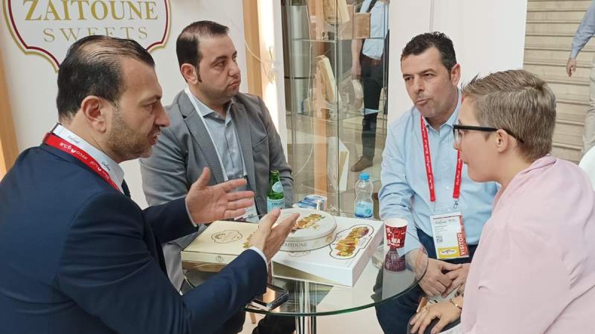 Javier Morán, tercero por la izquierda, en la feria de Dubái. DL