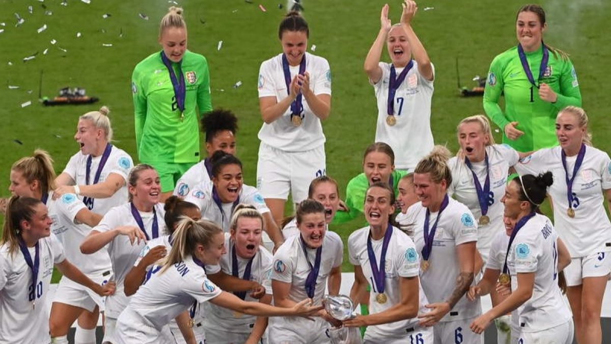 Las jugadoras de la selección inglesa celebran el título. ANDY RAIN