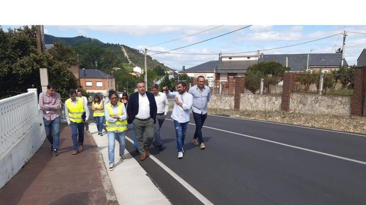 Morán, en el centro, escucha las explicaciones de un técnico sobre la carretera. DL