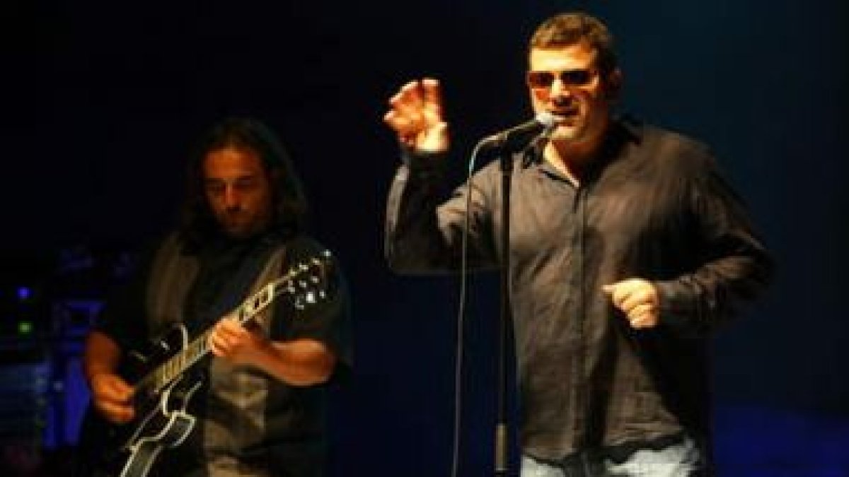 El blues del grupo Travelling Brothers abrió ayer el concierto gratuito del auditorio.