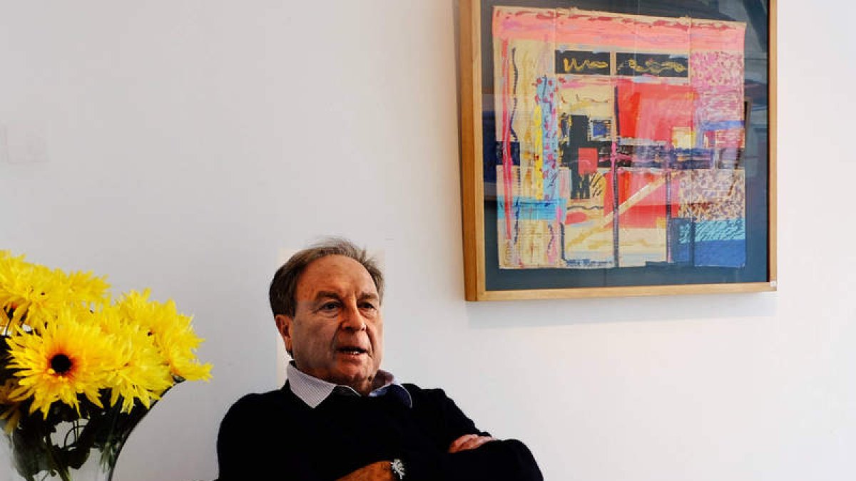 Vicente Verdú, en una exposición que ofreció en León hace dos años. CUEVAS