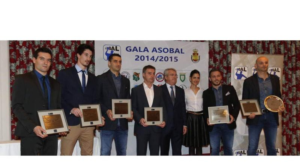 Foto de familia de los premiados en la Gala Asobal que se celebró ayer noche en los salones del Hotel Conde Luna de León