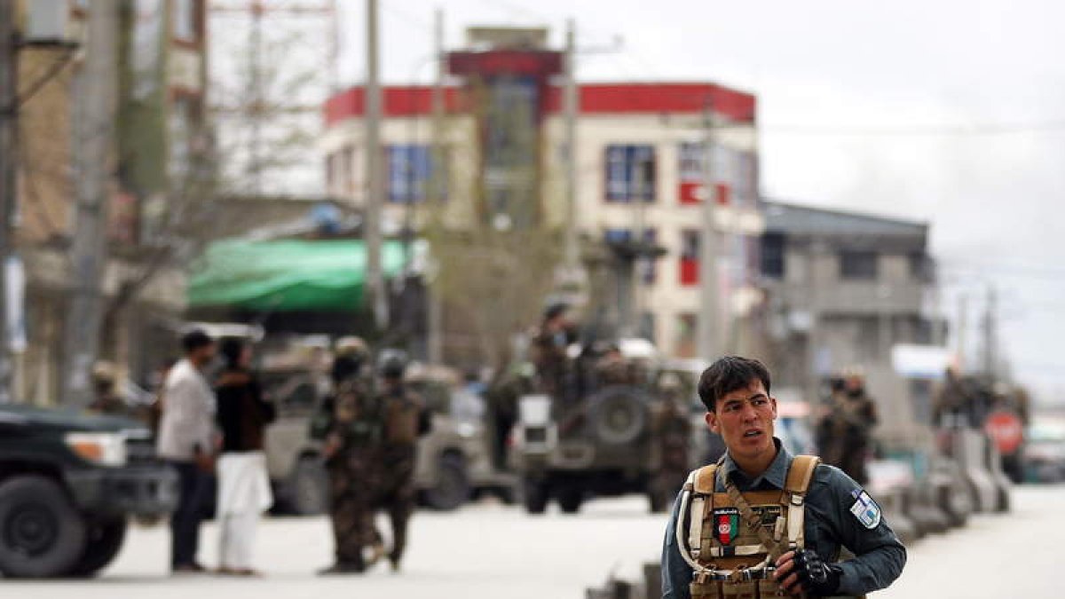 Un miembro de las Fuerzas de Seguridad afganas tras un atentado en Kabul el 25 de marzo. J. JALALI