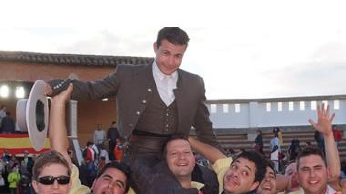 El rejoneador López Bayo sale a hombros de la plaza de Sahagún