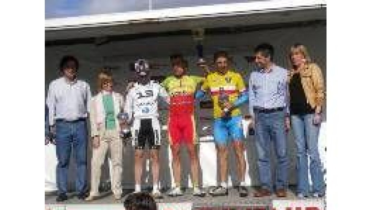 Juanma Robles, en el centro con su trofeo de campeón master 40