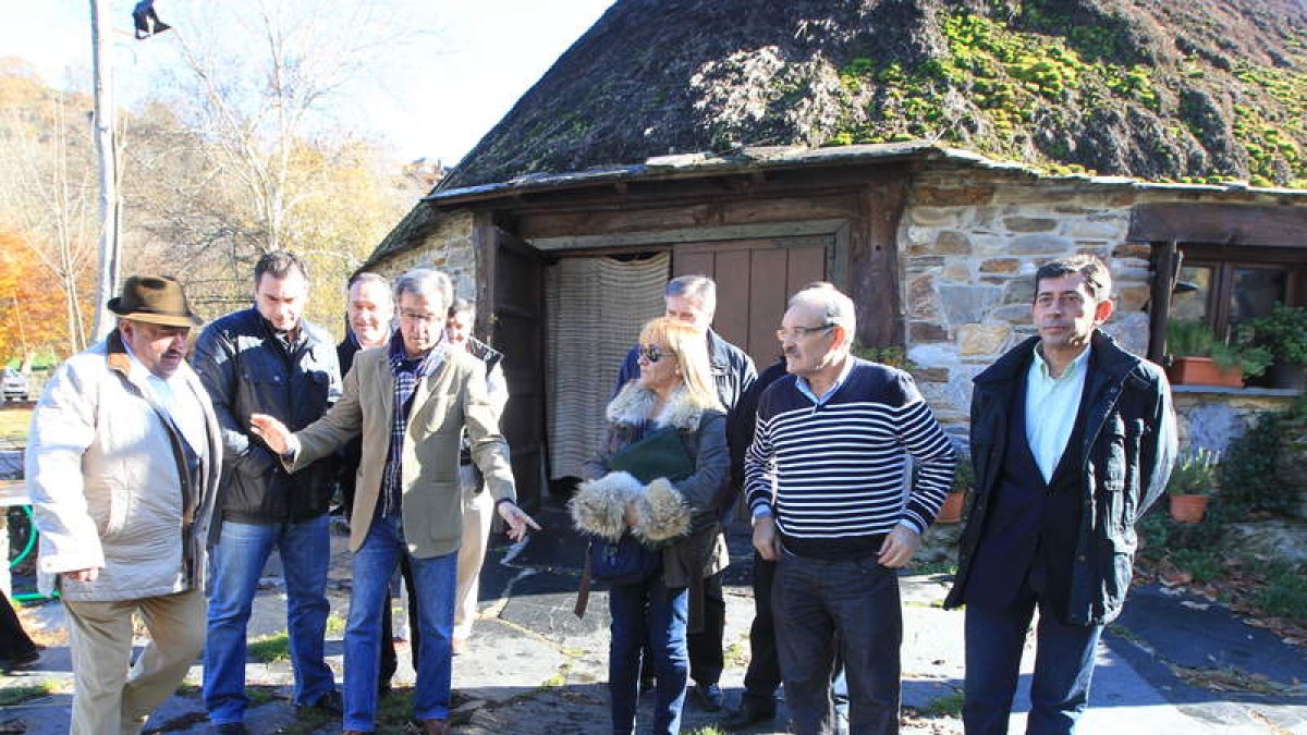 Los políticos aprovecharon para visitar las pallozas.
