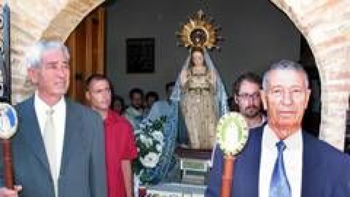 Los cofrades y mayordomos custodian a la Virgen de Perales a la salida de la ermita