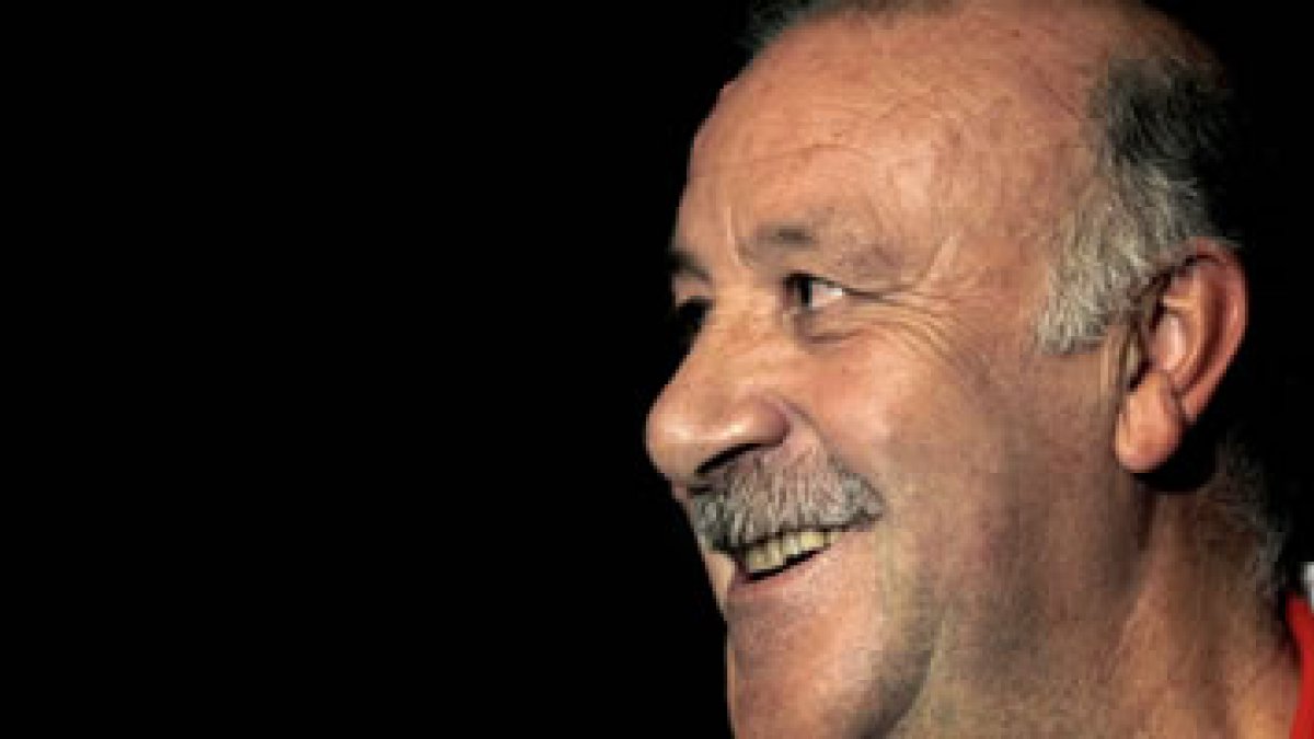 Vicente del Bosque sonríe el día después de clasificar a la Roja para semifinales.