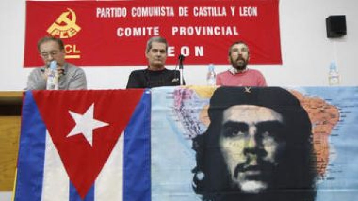 Un momento de la conferencia del periodista cubano Enrique Ubieta.