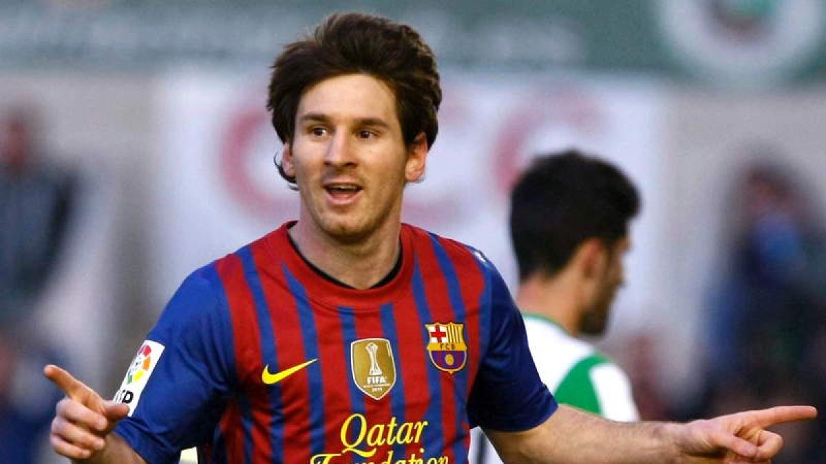 Messi celebra el primero de sus dos goles en el partido ante el Racing de Álvaro Cervera.
