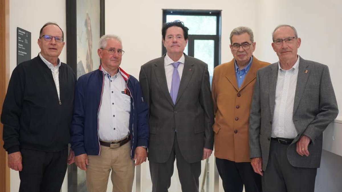Integrantes de la junta directiva de la Asociación para la Prevención Cardiaca con el doctor García Porrero. J. NOTARIO