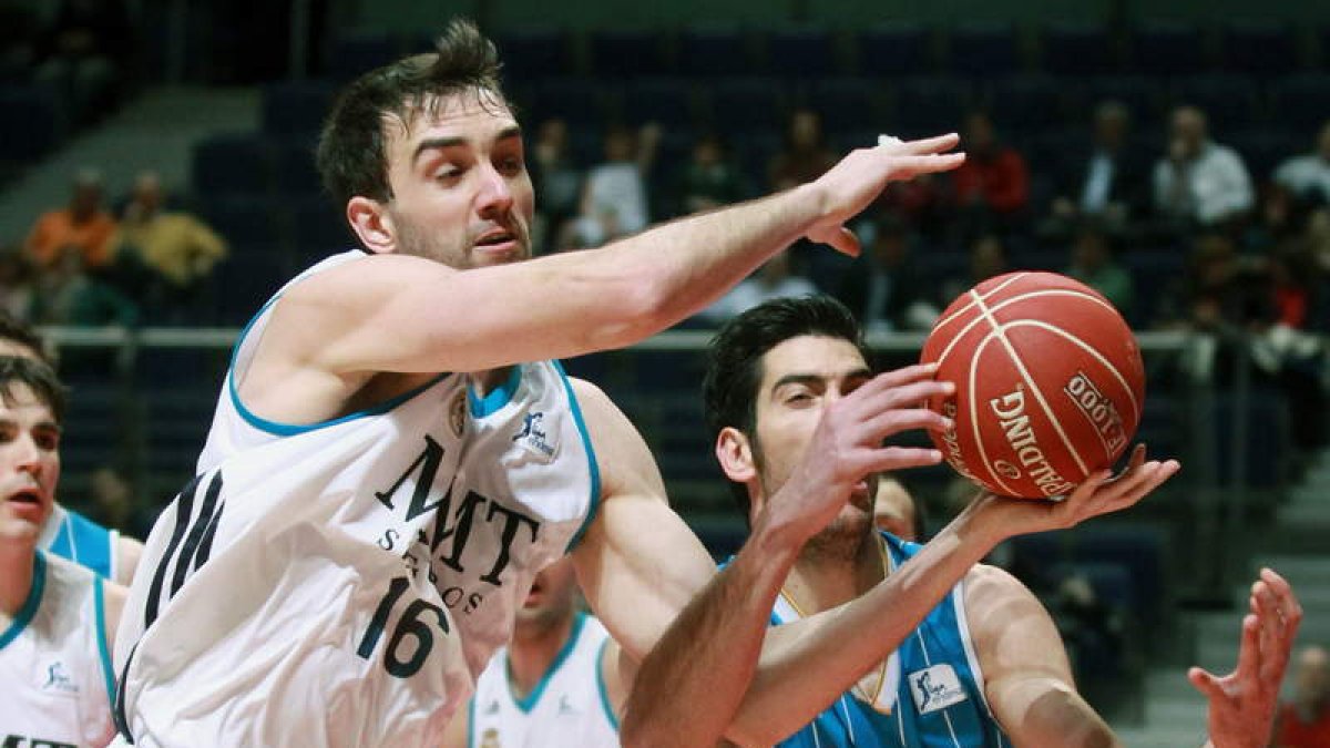 Begic intenta obstaculizar la entrada de Triguero en un partido que el Madrid se llevó con holgura.