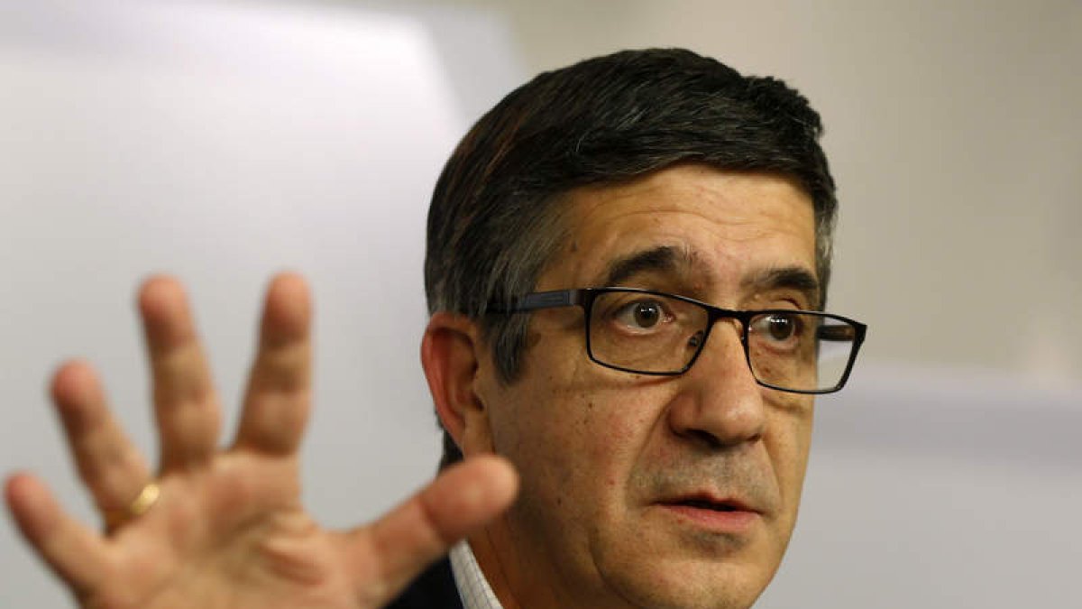 El exlendakari Patxi López, ante los medios. JAVIER LIZÓN