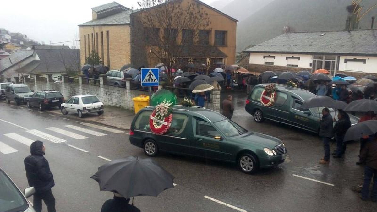 Momento en el que los coches fúnebres llegaban a la iglesia de Caboalles donde se ofició el funeral