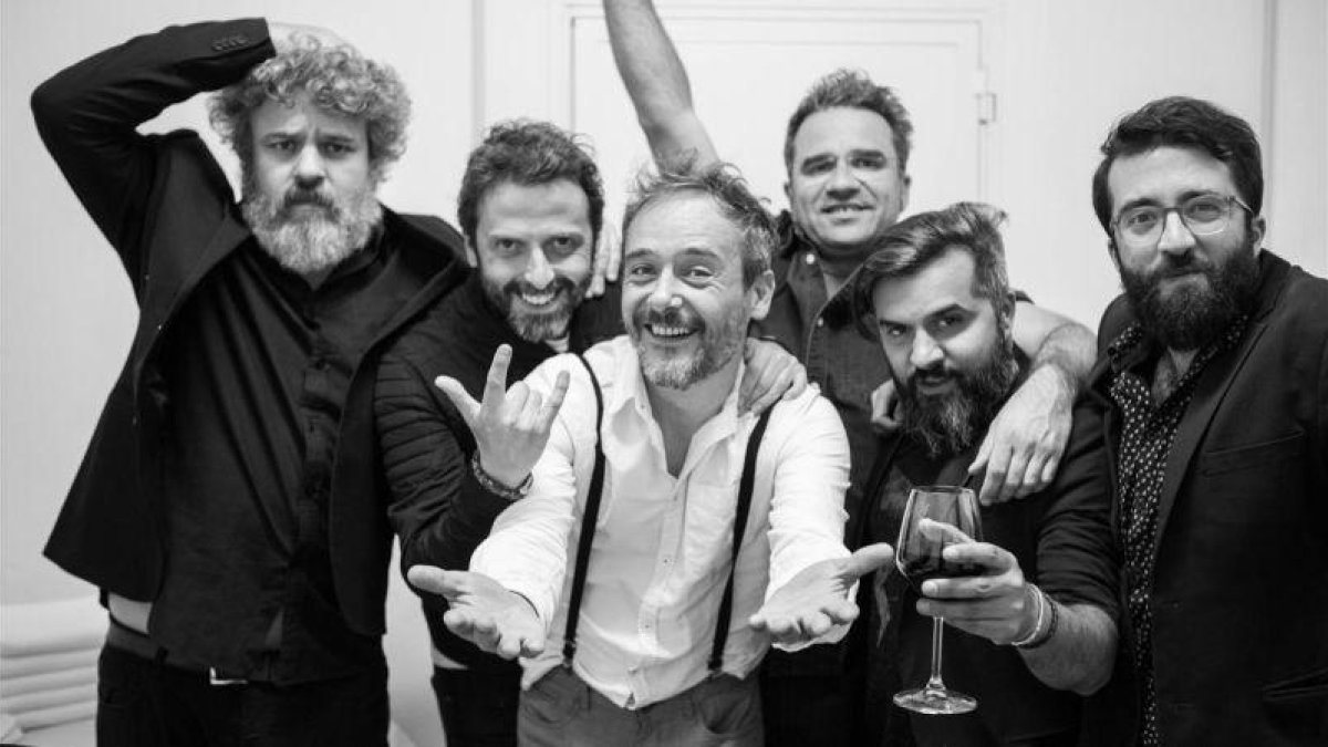 Love of Lesbian, con Santi Balmes con camisa blanca y tirantes.