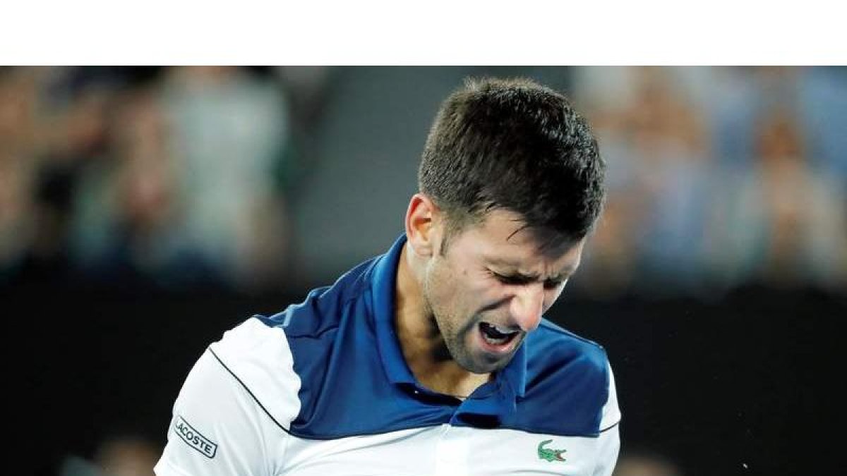 Djokovic, con gesto contrariado, dijo ayer adiós al Abierto de Australia tras caer ante Chung. IRHAM