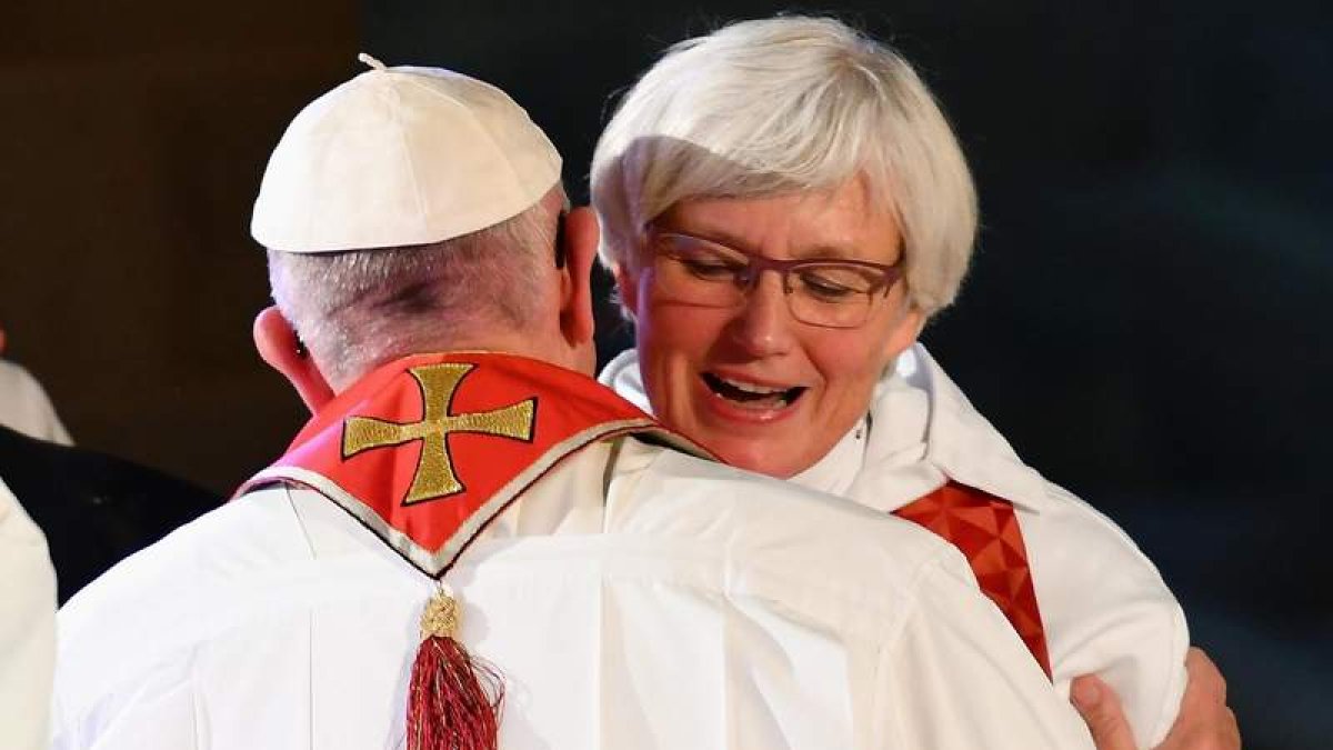El papa abraza a la jefa de la Iglesia luterana sueca, la arzobispa de Upsala Antje Jackelén. ETTORE FERRARI