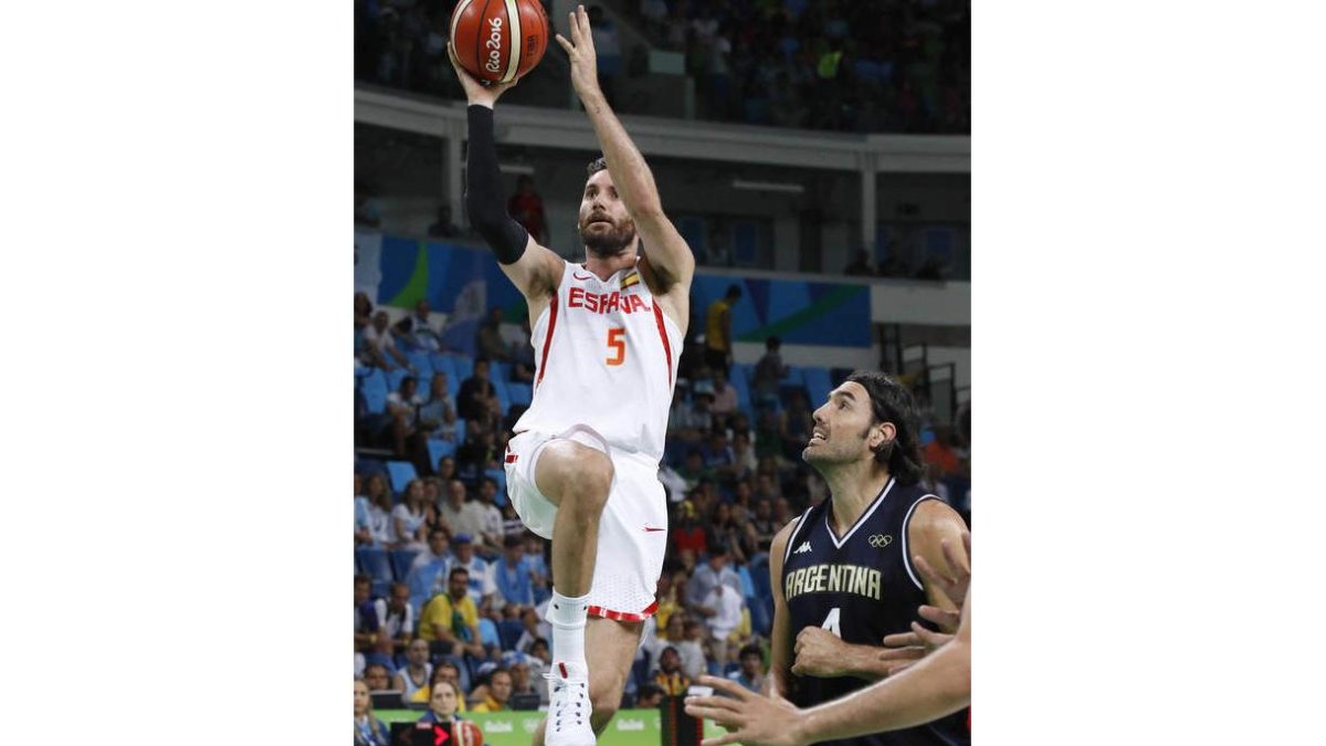 Rudy se eleva a la cesta ante la marca de Scola de Argentina. URQUIJO