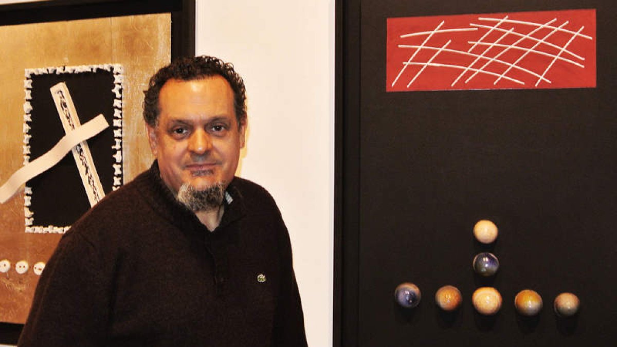 El artista leonés Baudilio Soto junto a dos de las obras que expone en Vela Zanetti.